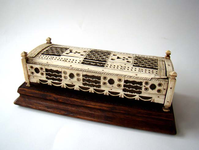 A fine Napoleonic Prisoner-Of-War Bone Games Box circa 1795-1815 — image 5